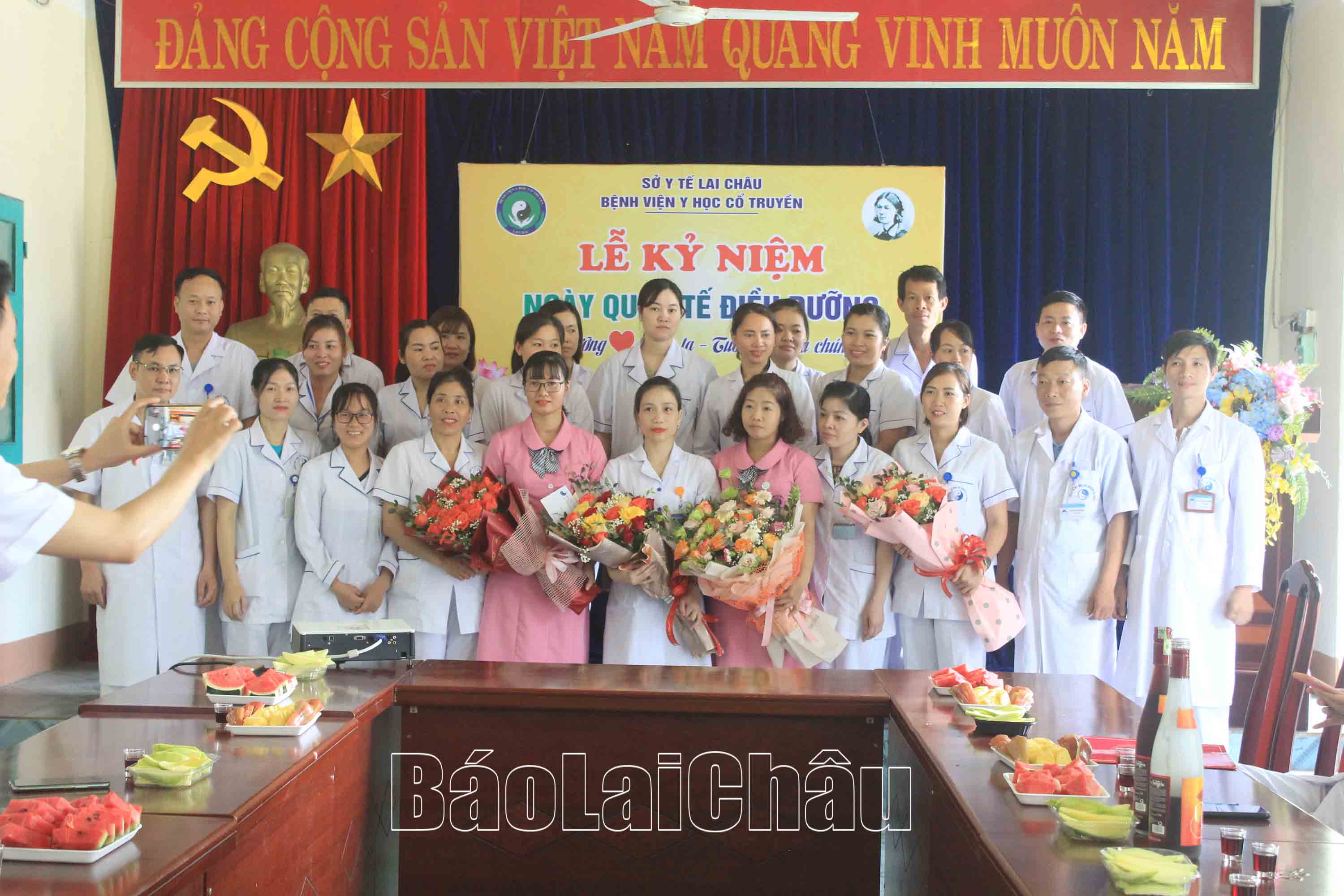 Lãnh đạo Bệnh viện YHCT tỉnh tặng hoa chúc mừng các điều dưỡng, kỹ thuật viên.